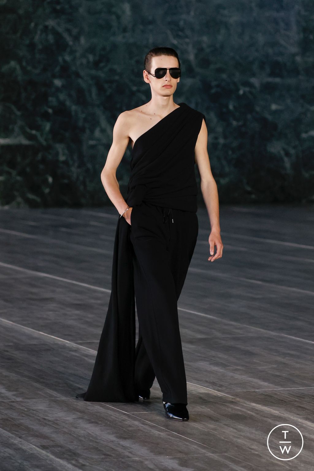 Fashion Week Paris Spring/Summer 2024 look 35 de la collection Saint Laurent menswear