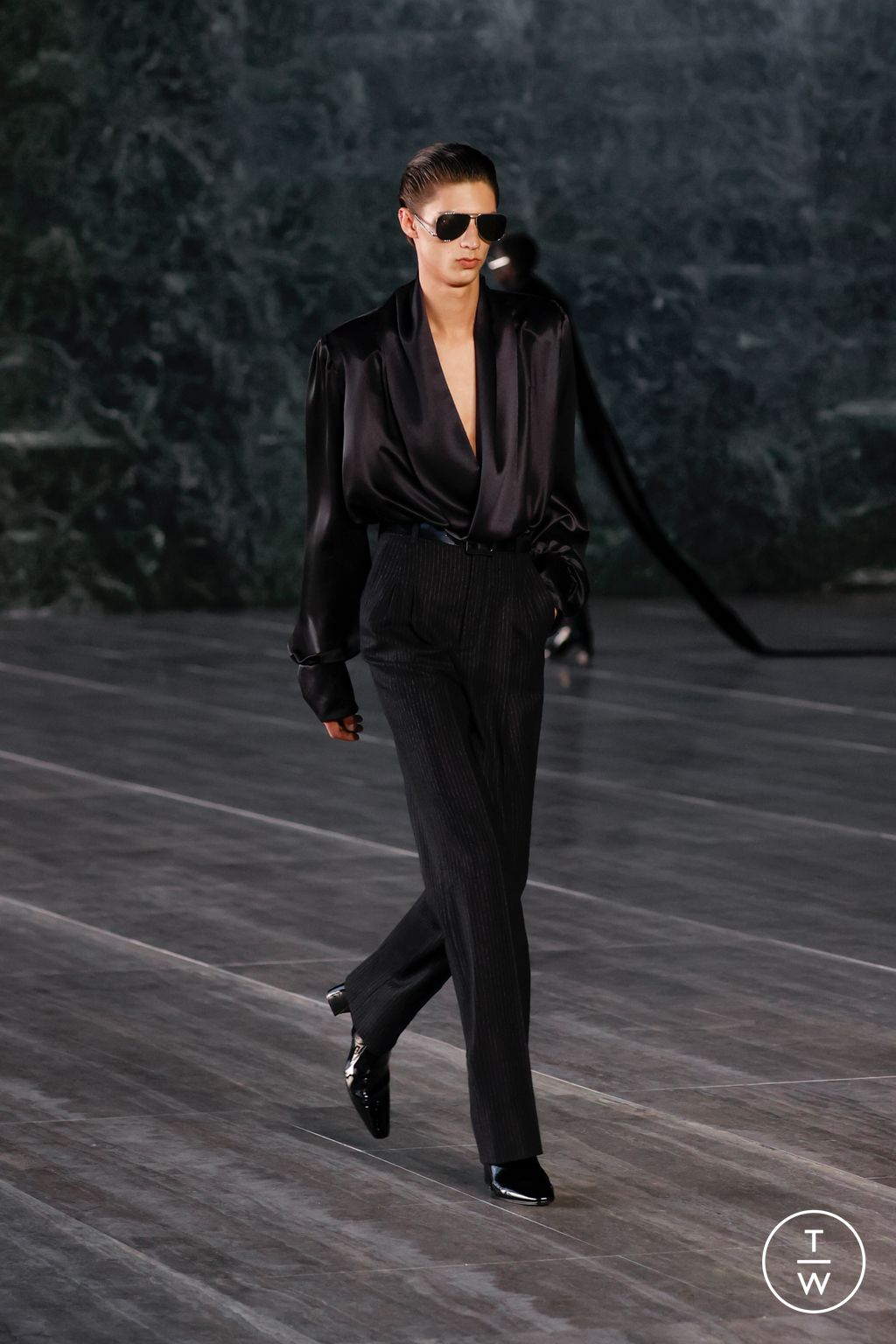 Fashion Week Paris Spring/Summer 2024 look 43 from the Saint Laurent collection 男装