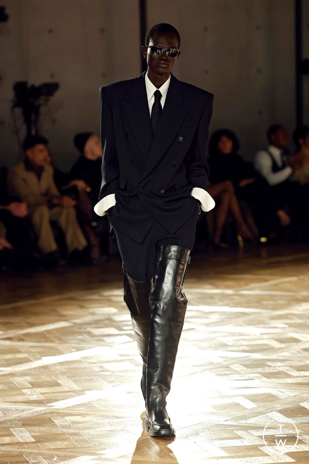 Fashion Week Paris Fall/Winter 2025 look 3 from the Saint Laurent collection menswear