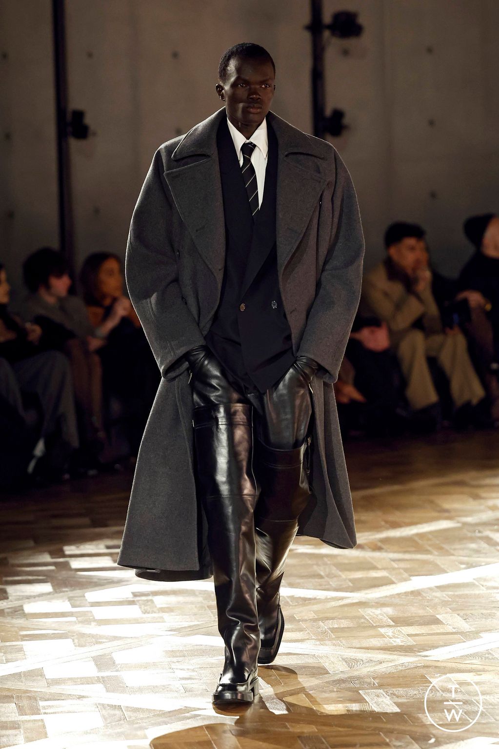 Fashion Week Paris Fall/Winter 2025 look 6 from the Saint Laurent collection menswear