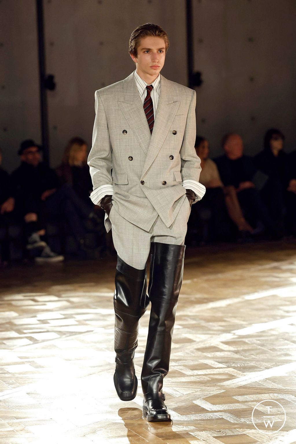 Fashion Week Paris Fall/Winter 2025 look 8 from the Saint Laurent collection menswear