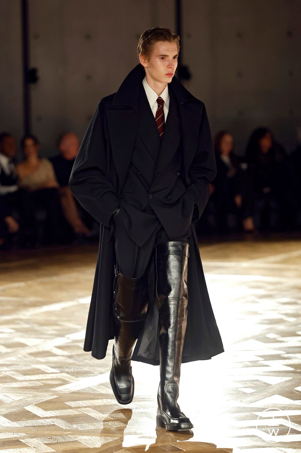 Fashion Week Paris Fall/Winter 2025 look 9 from the Saint Laurent collection menswear