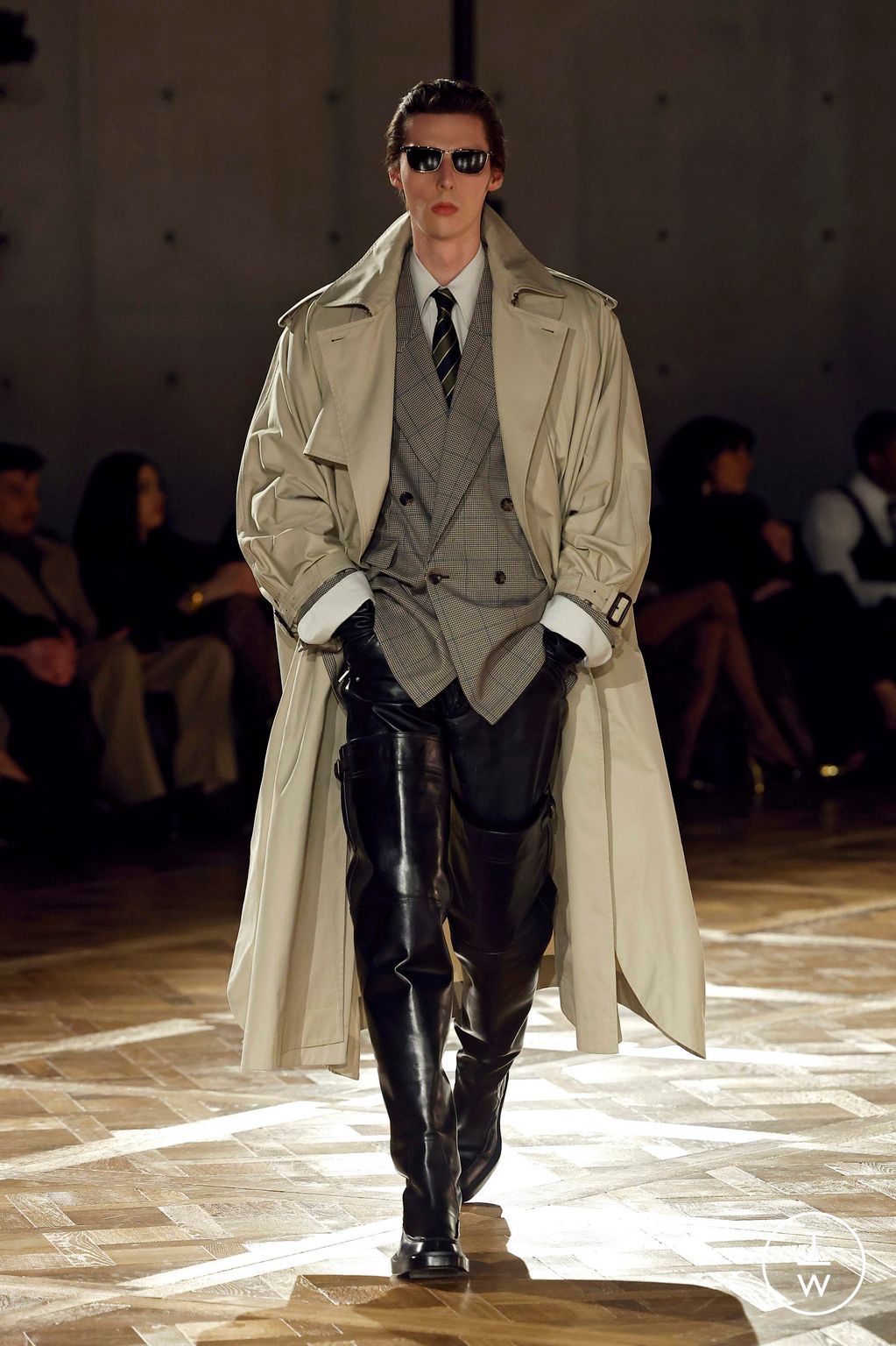 Fashion Week Paris Fall/Winter 2025 look 12 from the Saint Laurent collection menswear