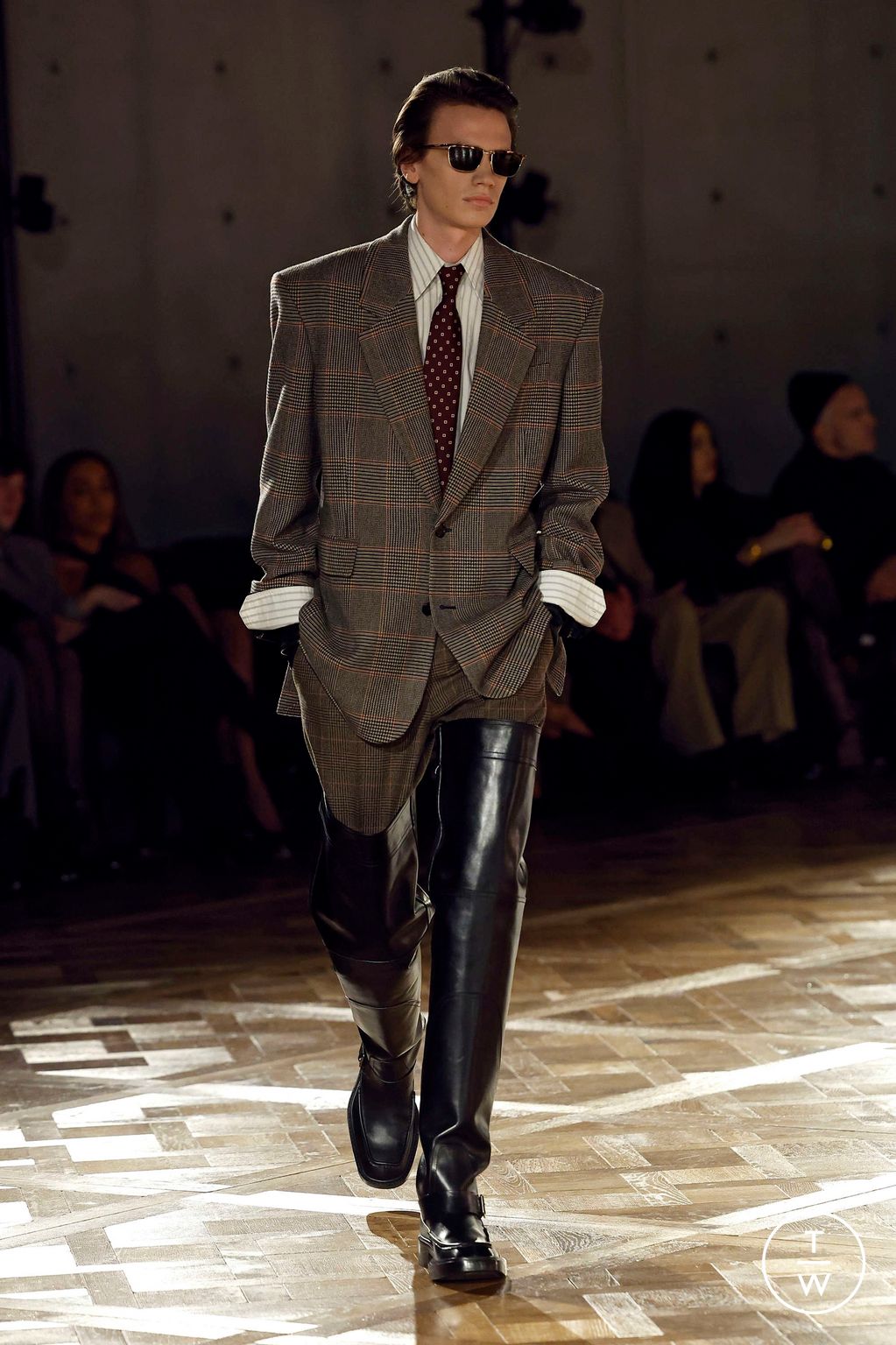 Fashion Week Paris Fall/Winter 2025 look 14 from the Saint Laurent collection menswear