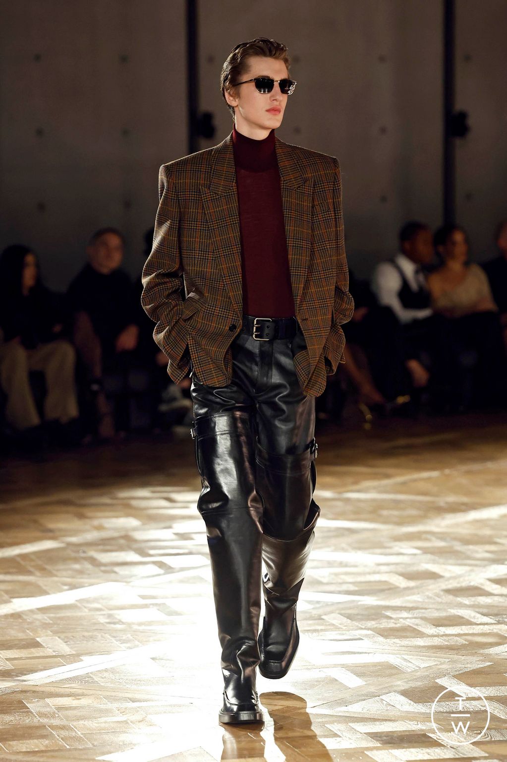 Fashion Week Paris Fall/Winter 2025 look 16 from the Saint Laurent collection menswear