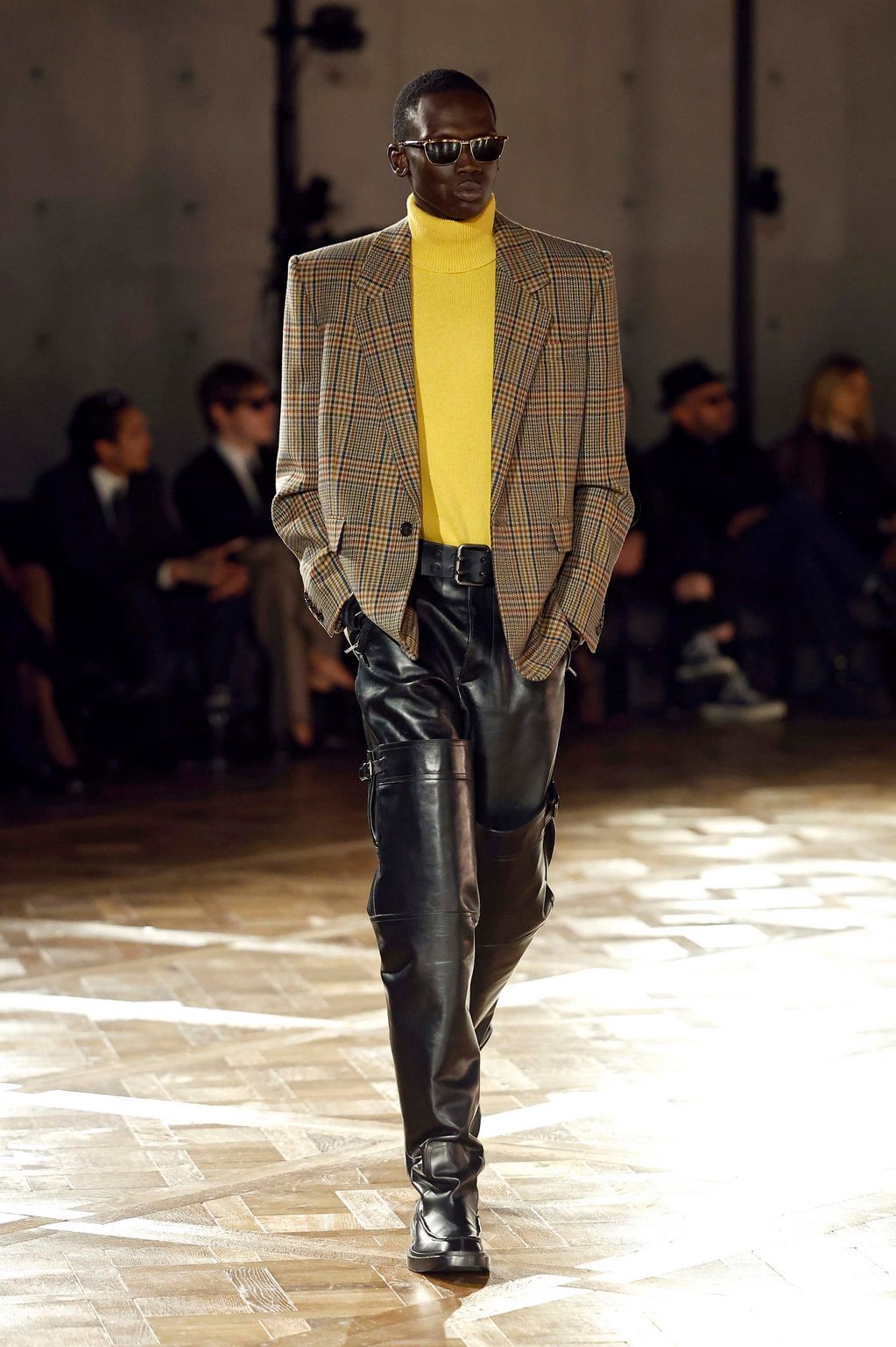 Fashion Week Paris Fall/Winter 2025 look 17 from the Saint Laurent collection menswear