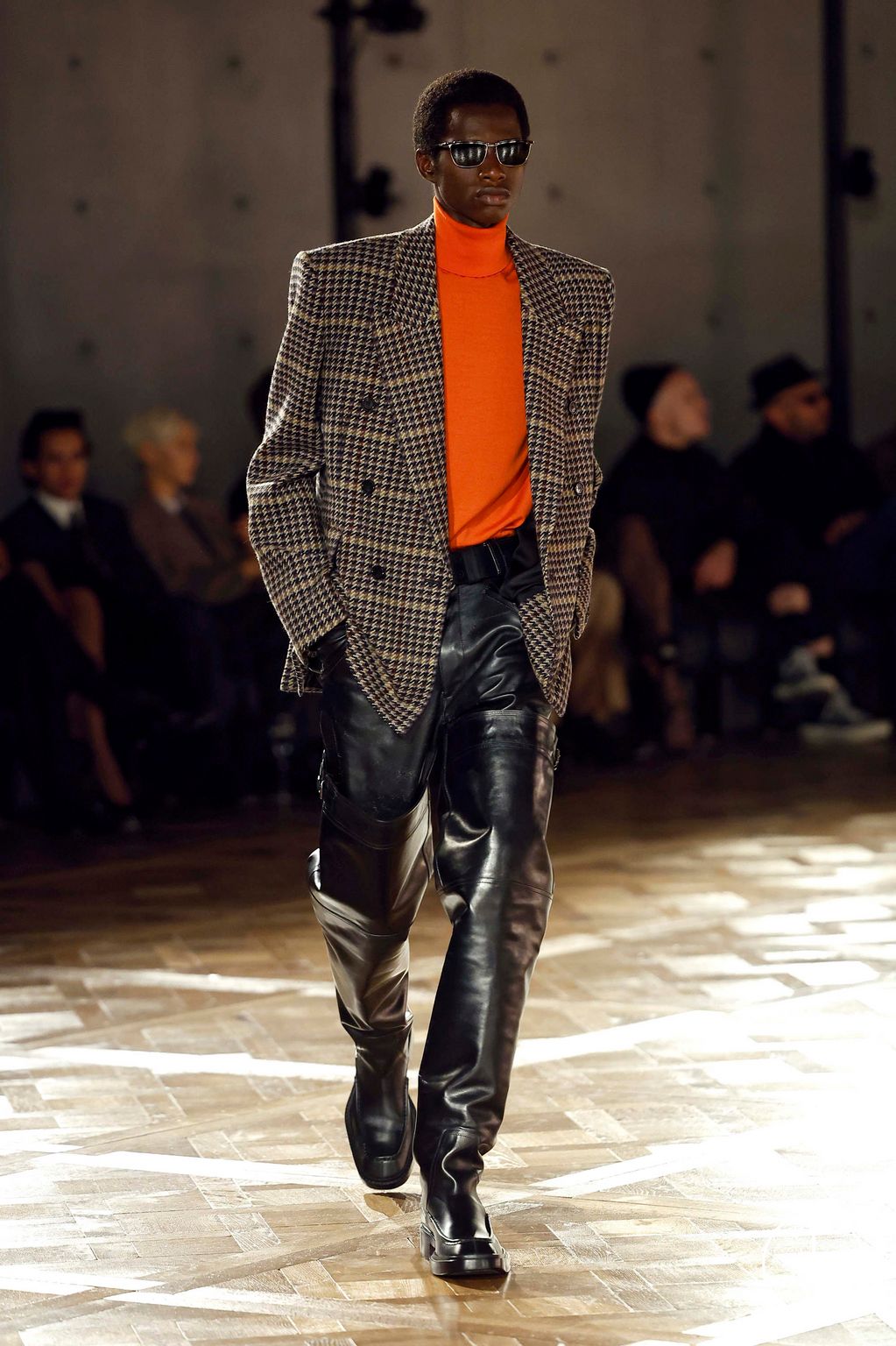 Fashion Week Paris Fall/Winter 2025 look 18 from the Saint Laurent collection menswear