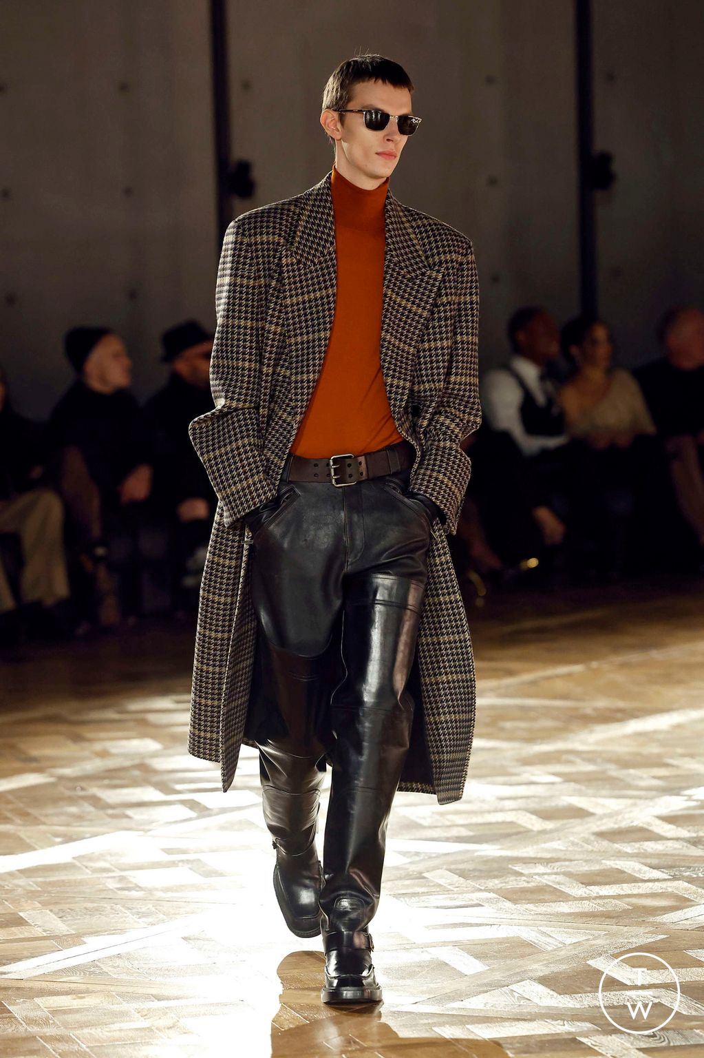 Fashion Week Paris Fall/Winter 2025 look 20 from the Saint Laurent collection menswear