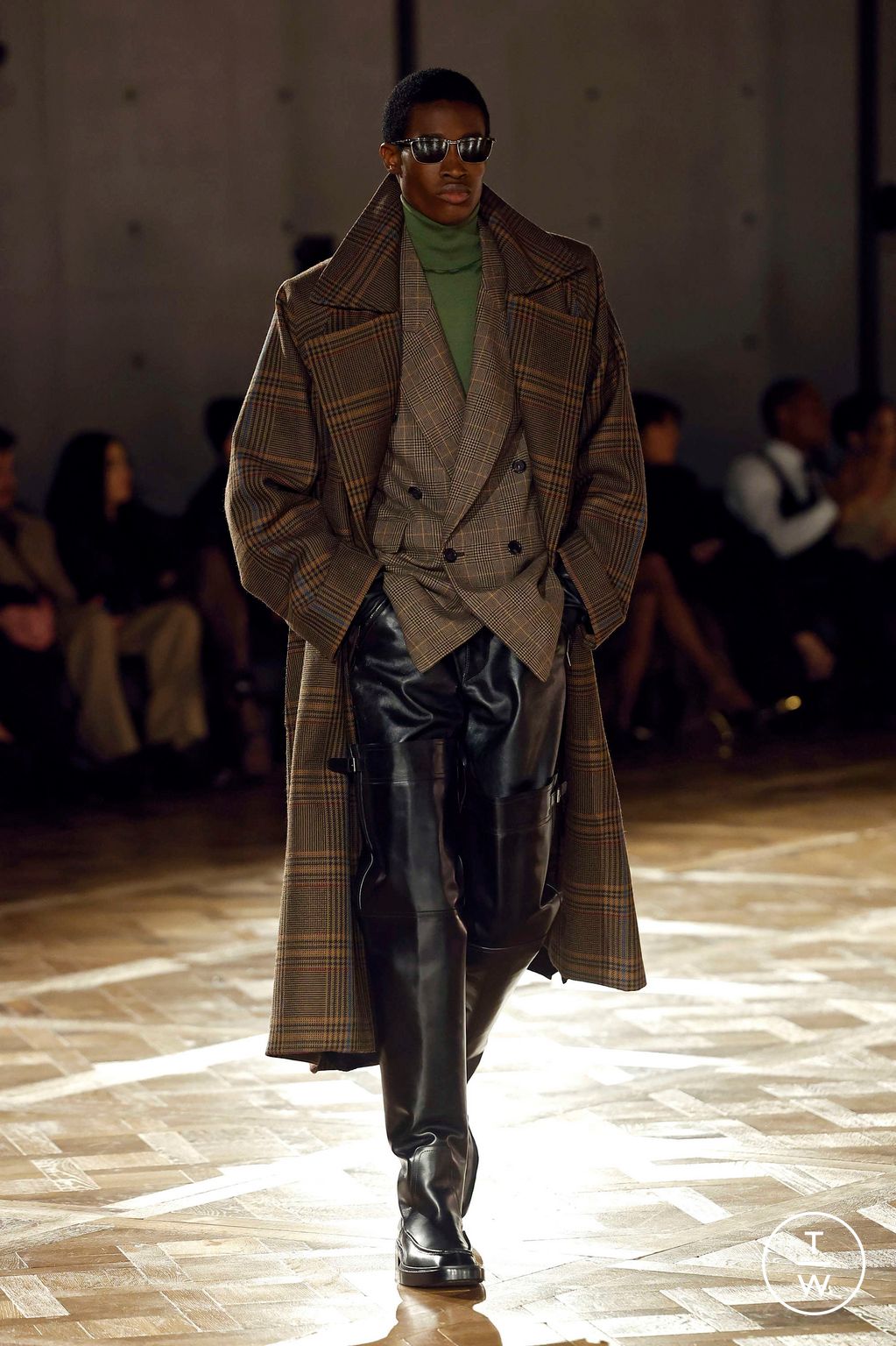 Fashion Week Paris Fall/Winter 2025 look 21 from the Saint Laurent collection menswear