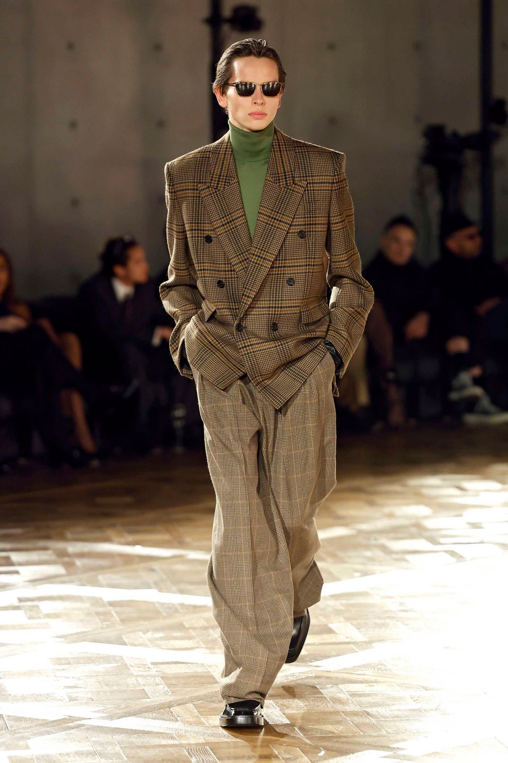 Fashion Week Paris Fall/Winter 2025 look 23 from the Saint Laurent collection menswear