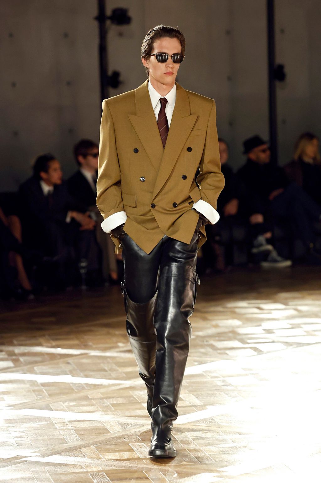 Fashion Week Paris Fall/Winter 2025 look 24 from the Saint Laurent collection 男装