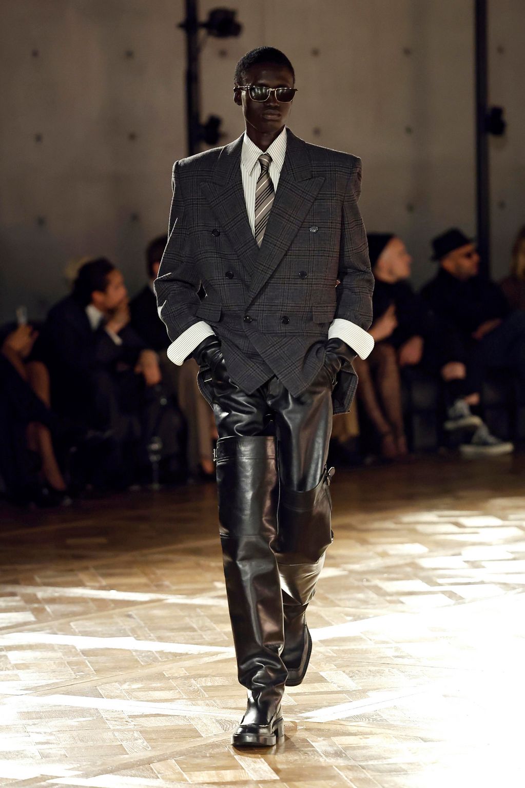 Fashion Week Paris Fall/Winter 2025 look 26 from the Saint Laurent collection 男装