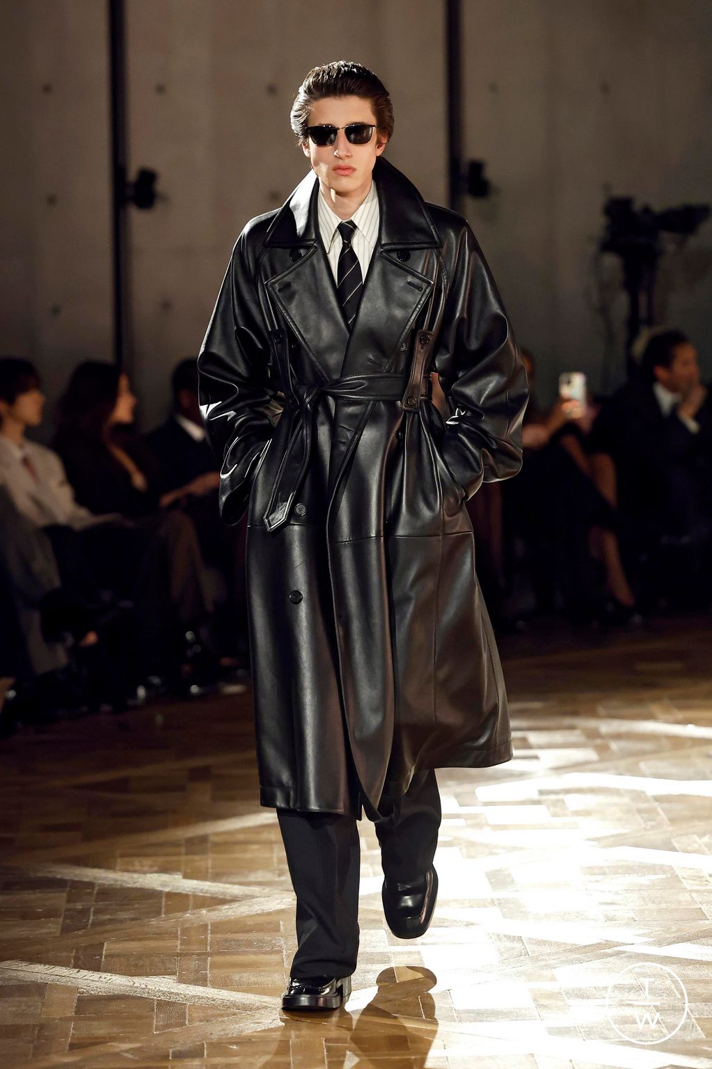 Fashion Week Paris Fall/Winter 2025 look 27 from the Saint Laurent collection menswear