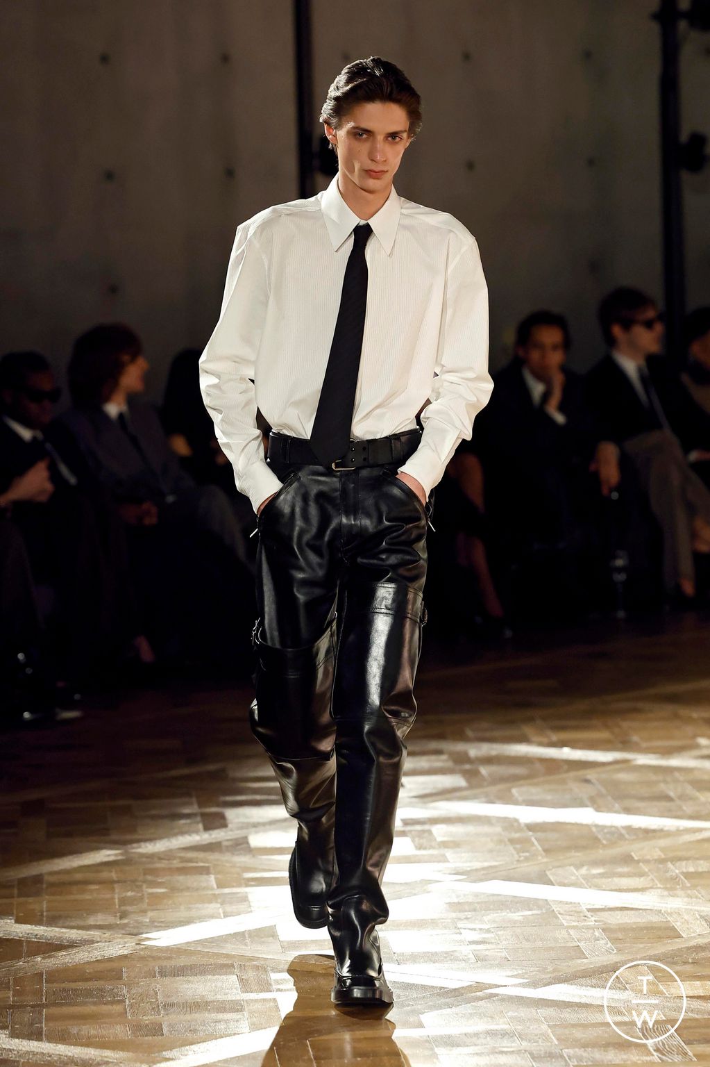 Fashion Week Paris Fall/Winter 2025 look 28 from the Saint Laurent collection menswear