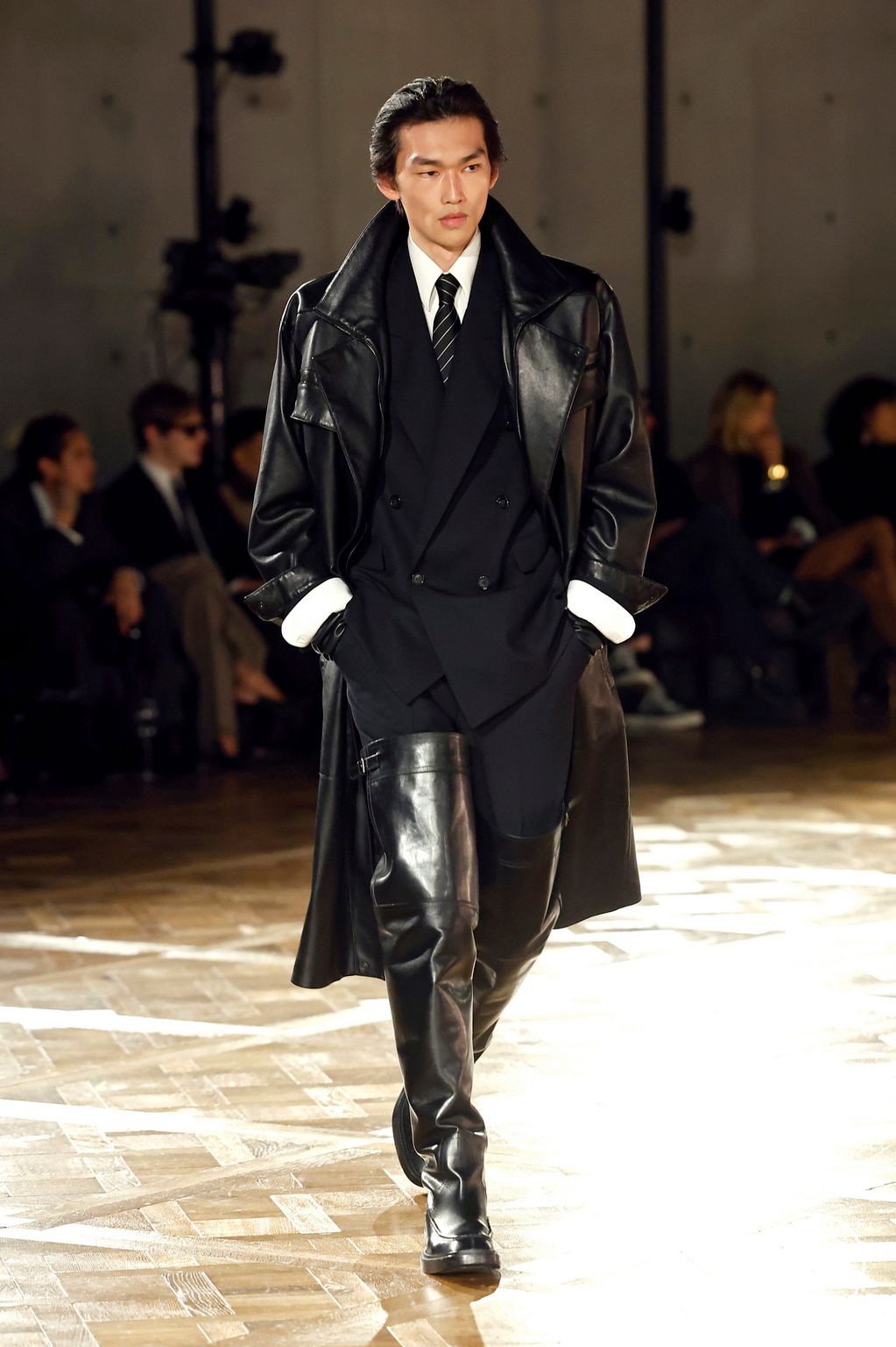 Fashion Week Paris Fall/Winter 2025 look 29 from the Saint Laurent collection menswear