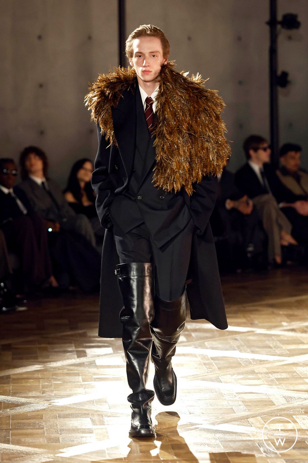 Fashion Week Paris Fall/Winter 2025 look 31 from the Saint Laurent collection menswear
