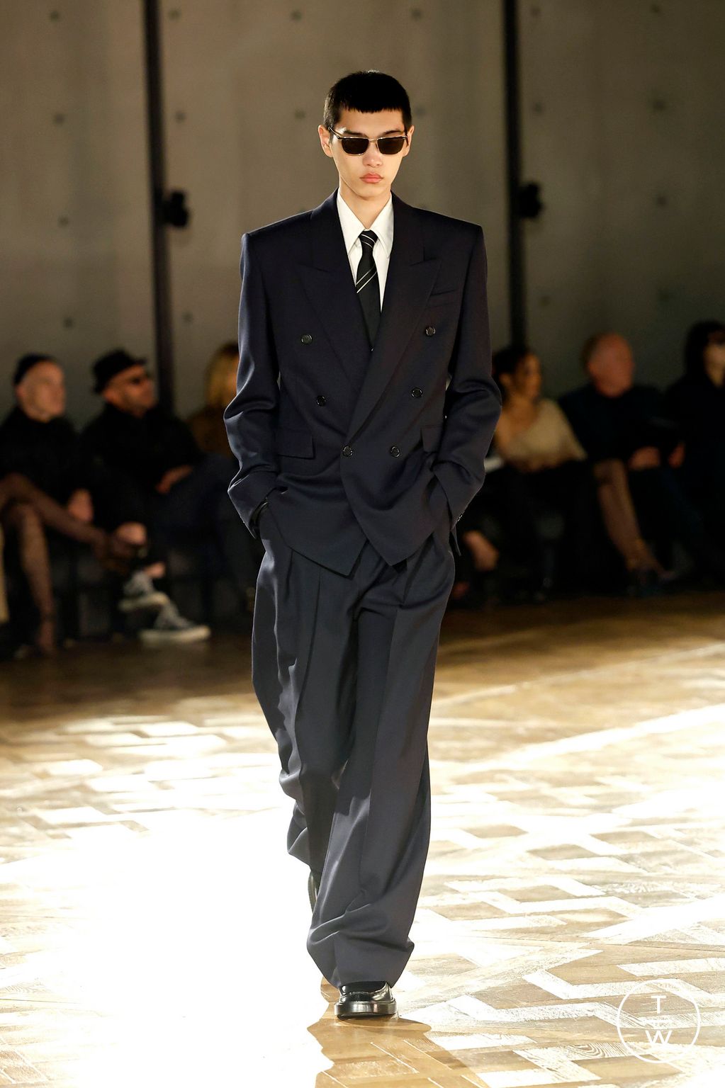 Fashion Week Paris Fall/Winter 2025 look 32 from the Saint Laurent collection menswear