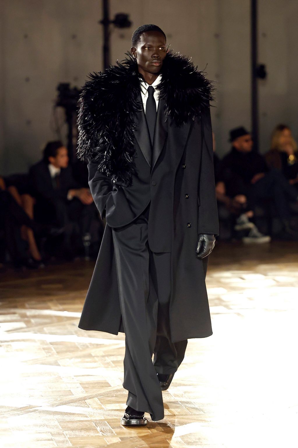 Fashion Week Paris Fall/Winter 2025 look 33 from the Saint Laurent collection menswear