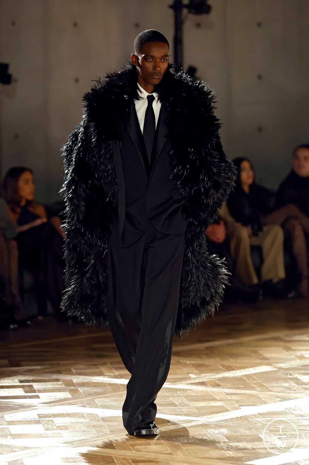 Fashion Week Paris Fall/Winter 2025 look 36 from the Saint Laurent collection menswear