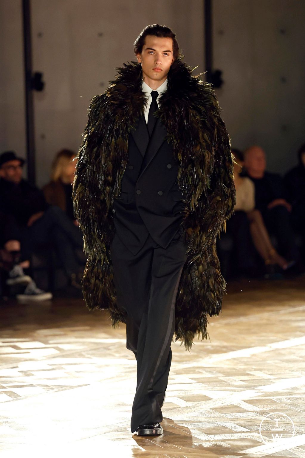 Fashion Week Paris Fall/Winter 2025 look 37 from the Saint Laurent collection menswear