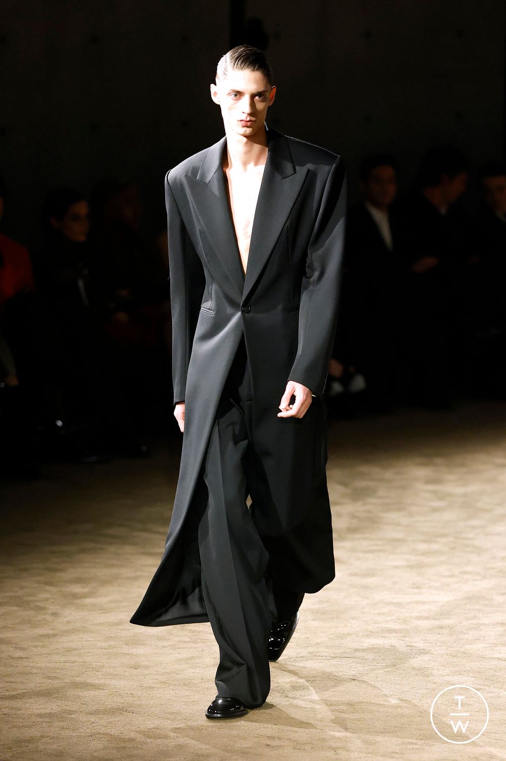 Fashion Week Paris Fall/Winter 2026 look 7 from the Saint Laurent collection menswear