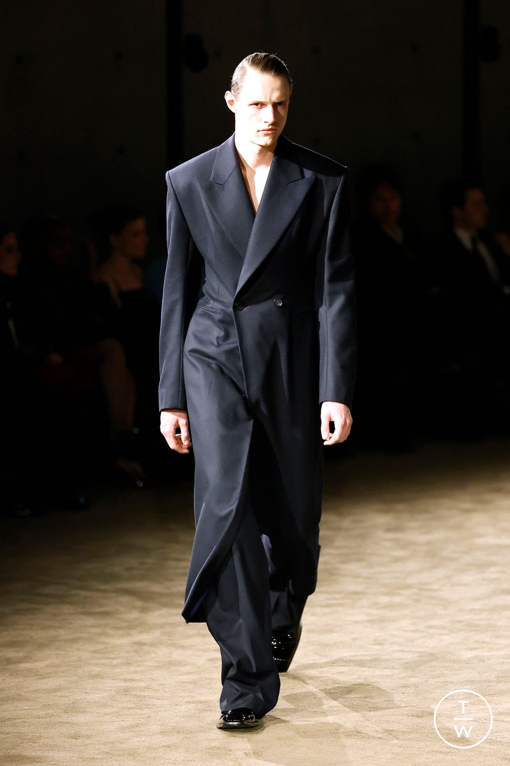 Fashion Week Paris Fall/Winter 2026 look 9 from the Saint Laurent collection menswear