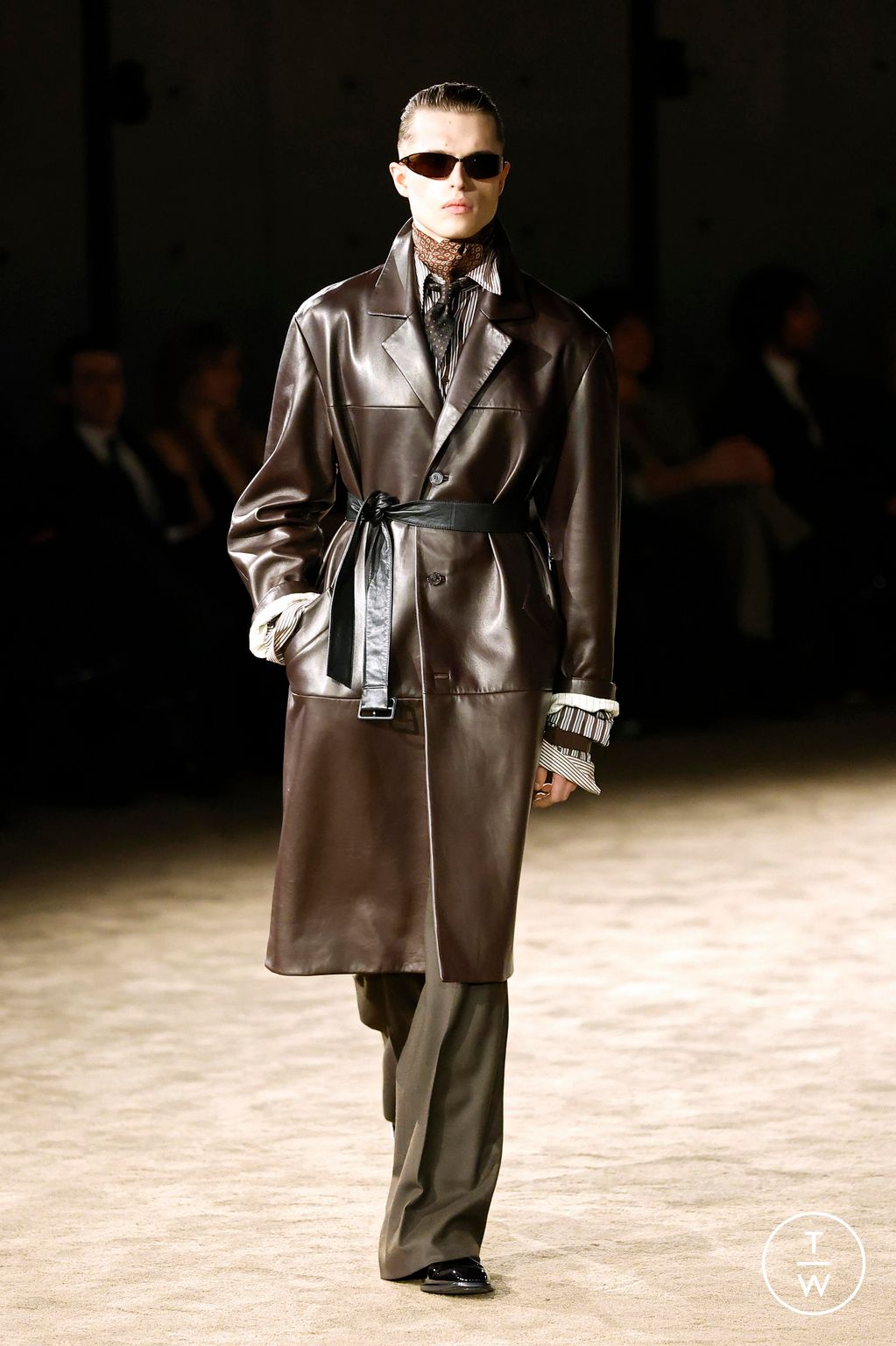 Fashion Week Paris Fall/Winter 2026 look 13 de la collection Saint Laurent menswear