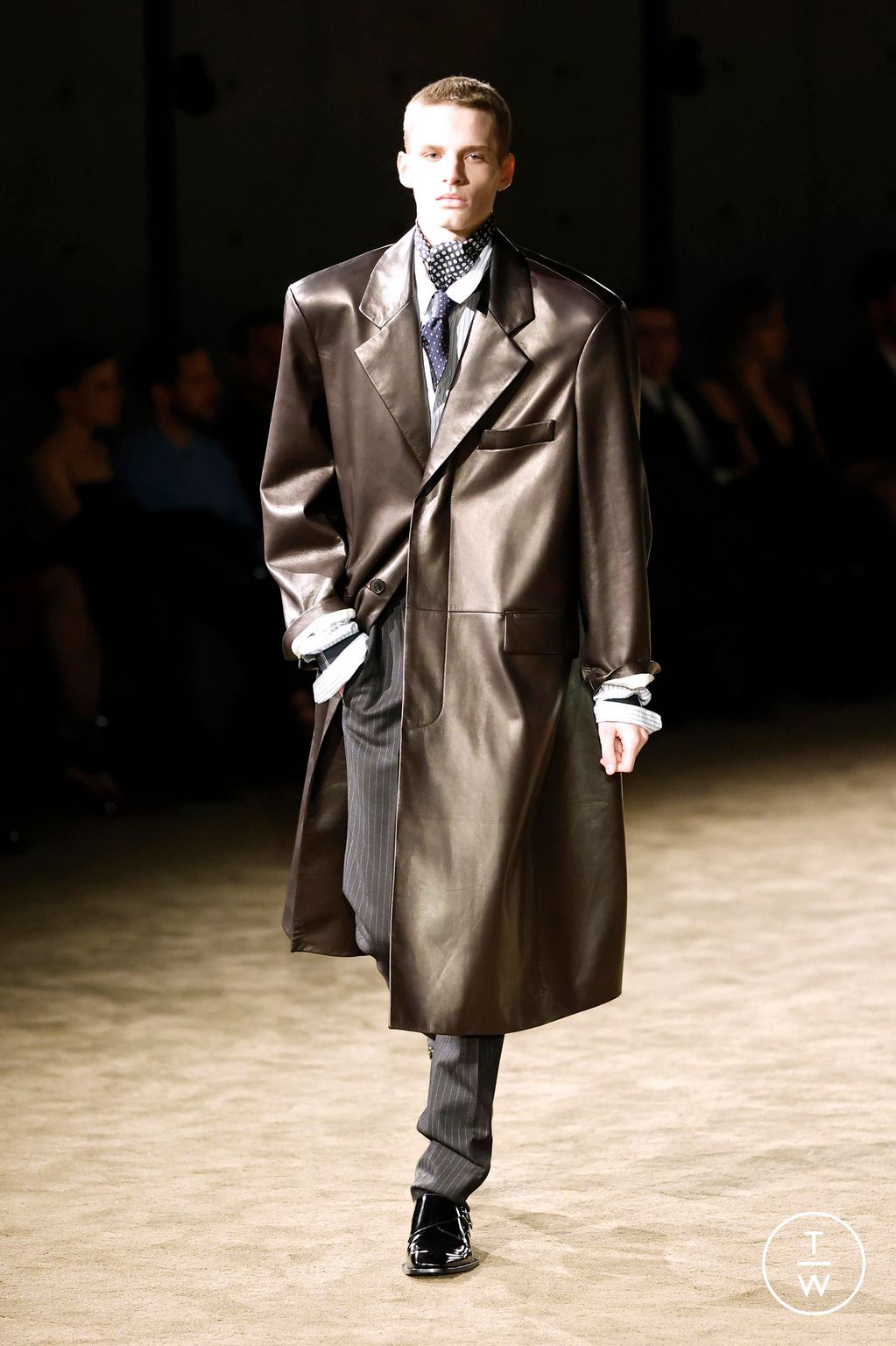 Fashion Week Paris Fall/Winter 2026 look 17 from the Saint Laurent collection menswear
