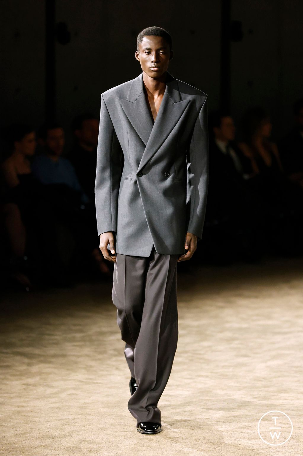 Fashion Week Paris Fall/Winter 2026 look 18 from the Saint Laurent collection menswear