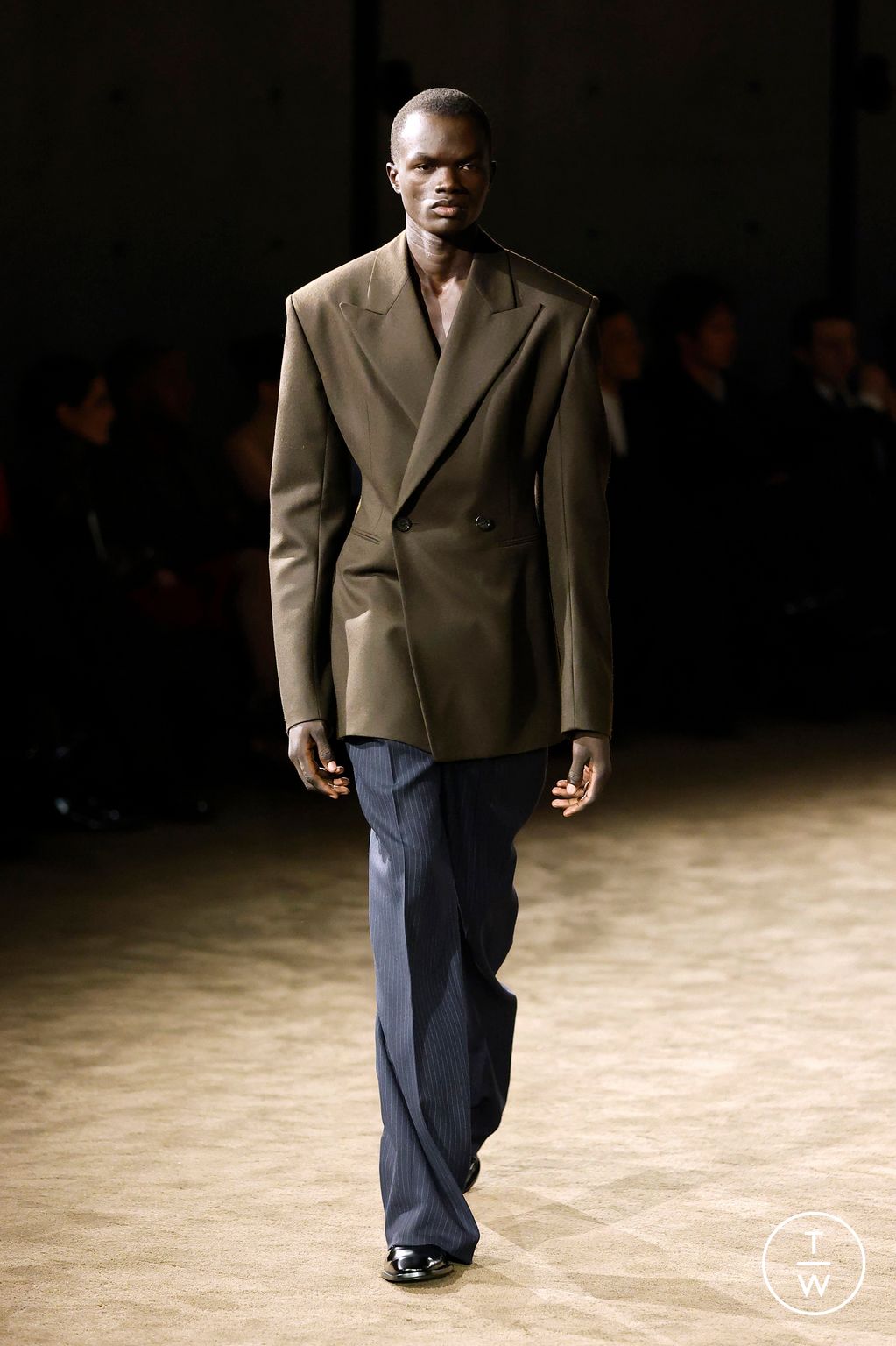 Fashion Week Paris Fall/Winter 2026 look 20 from the Saint Laurent collection menswear