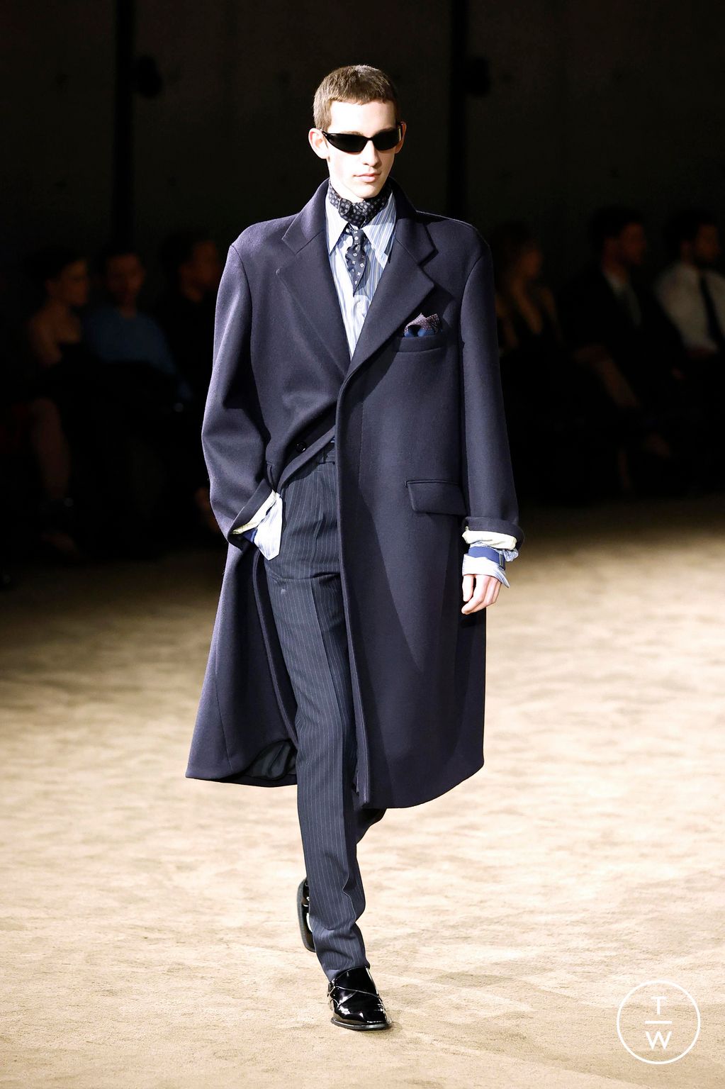 Fashion Week Paris Fall/Winter 2026 look 21 from the Saint Laurent collection menswear