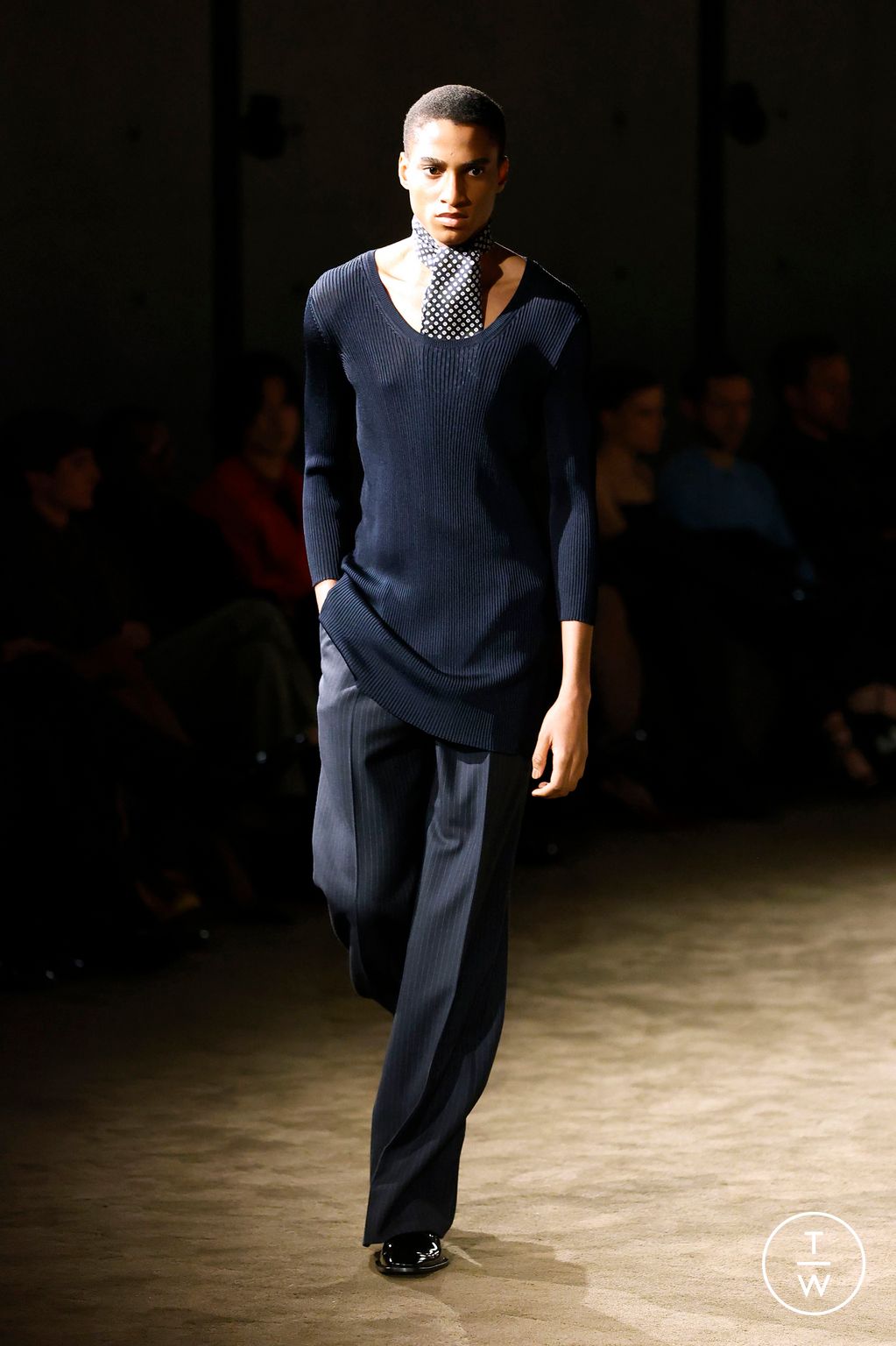 Fashion Week Paris Fall/Winter 2026 look 22 from the Saint Laurent collection 男装