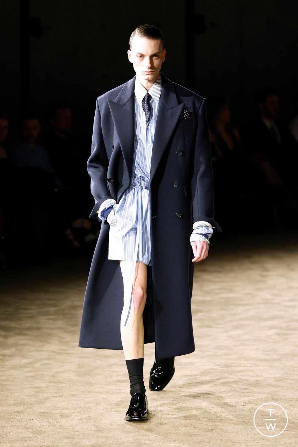 Fashion Week Paris Fall/Winter 2026 look 24 from the Saint Laurent collection 男装