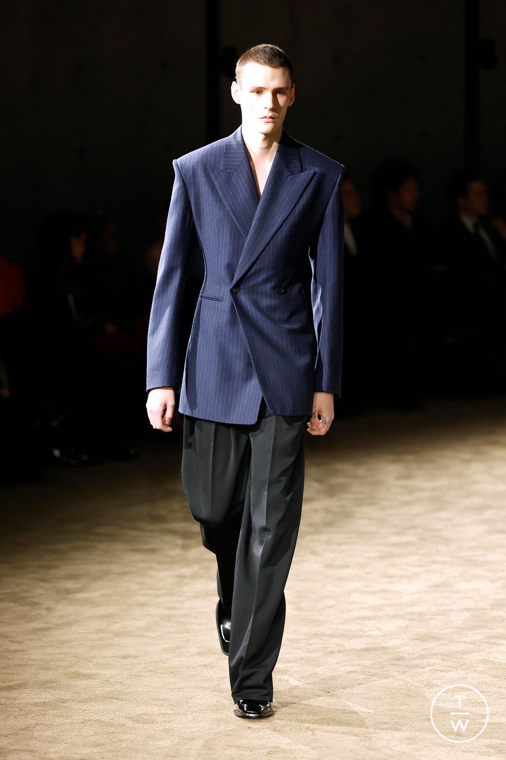 Fashion Week Paris Fall/Winter 2026 look 25 from the Saint Laurent collection menswear