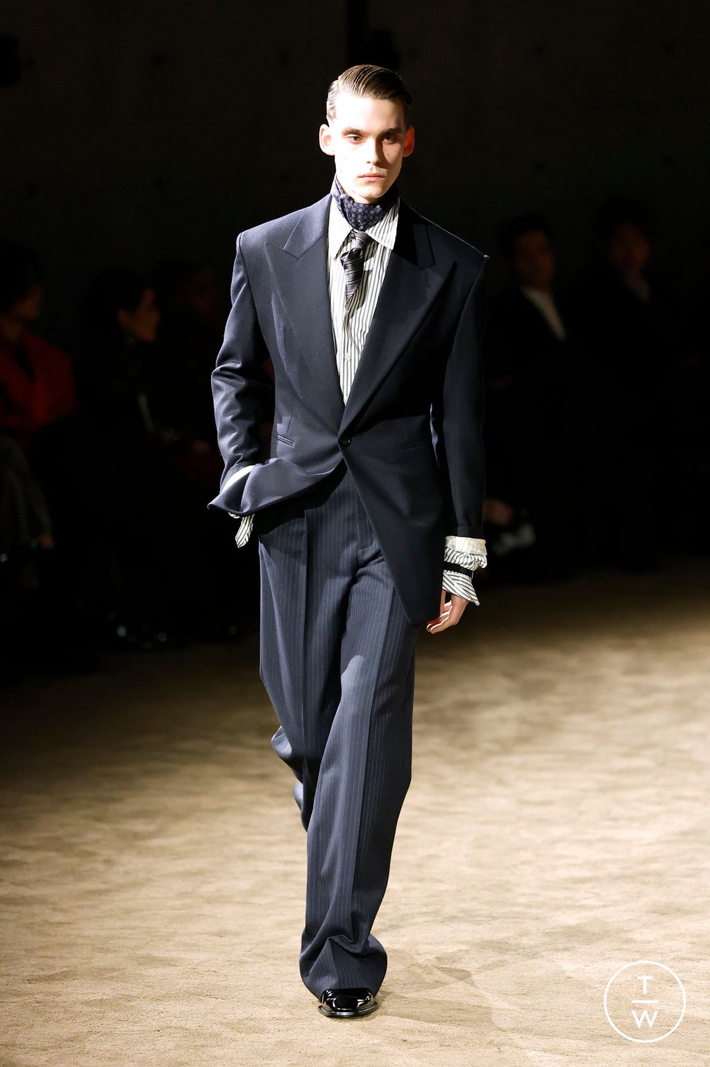 Fashion Week Paris Fall/Winter 2026 look 27 from the Saint Laurent collection 男装