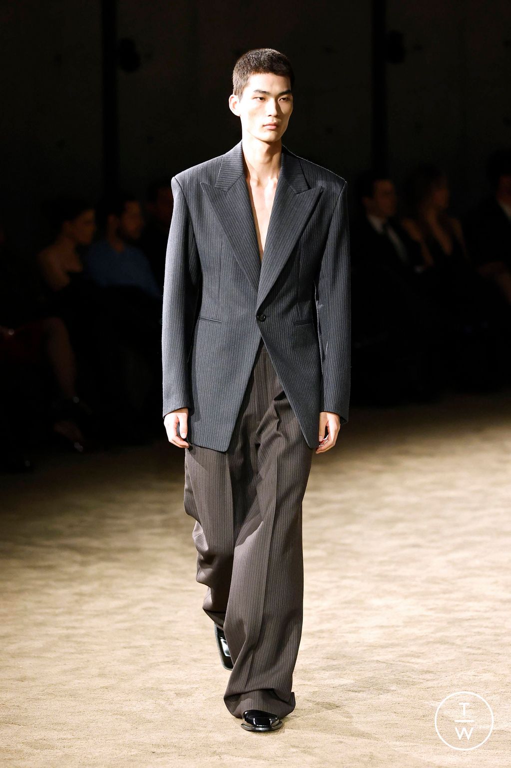 Fashion Week Paris Fall/Winter 2026 look 29 from the Saint Laurent collection 男装