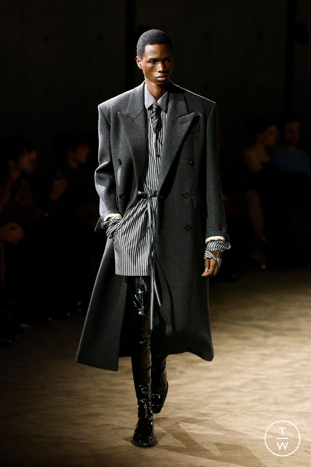 Fashion Week Paris Fall/Winter 2026 look 30 from the Saint Laurent collection menswear