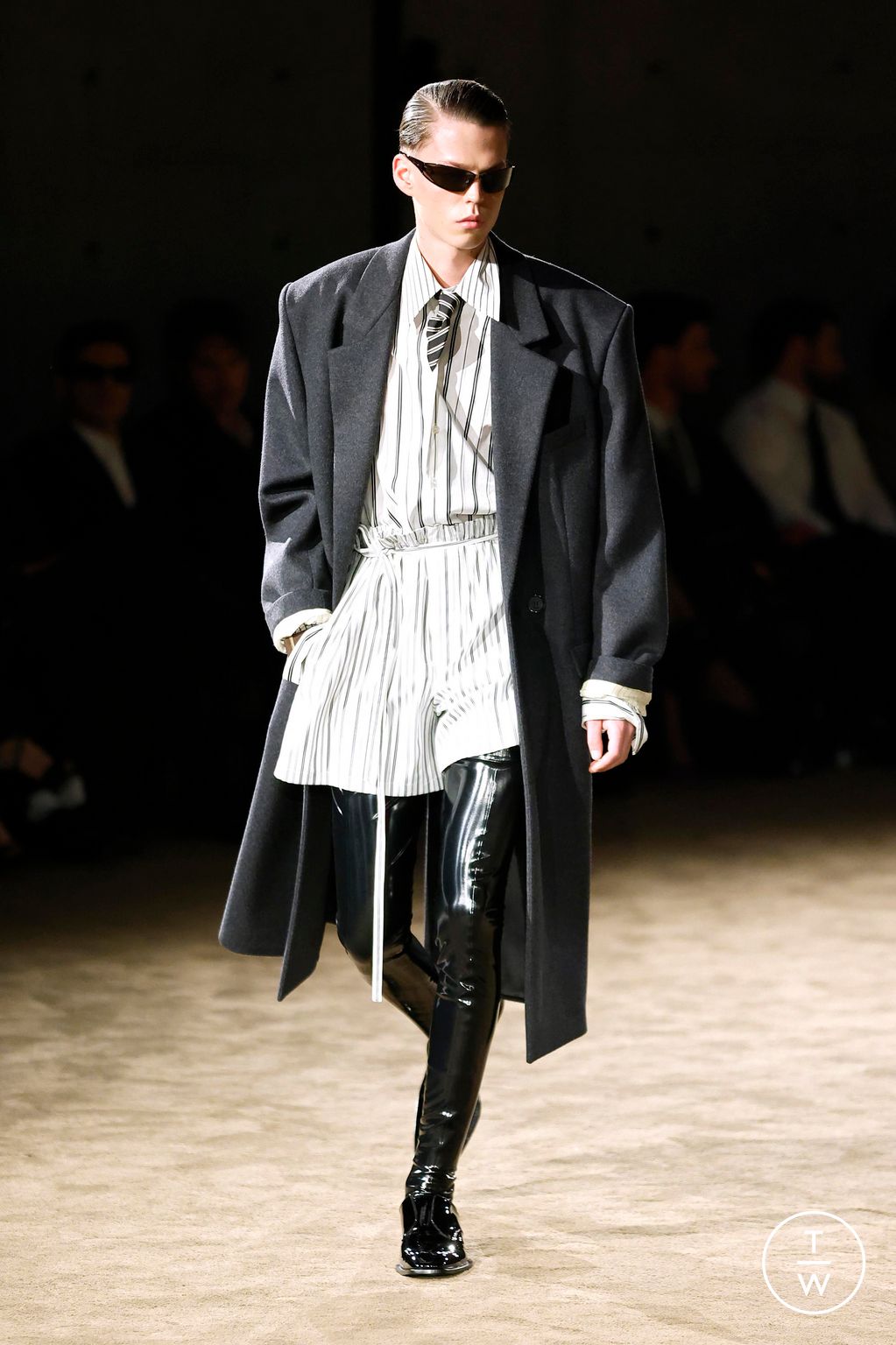 Fashion Week Paris Fall/Winter 2026 look 32 from the Saint Laurent collection menswear