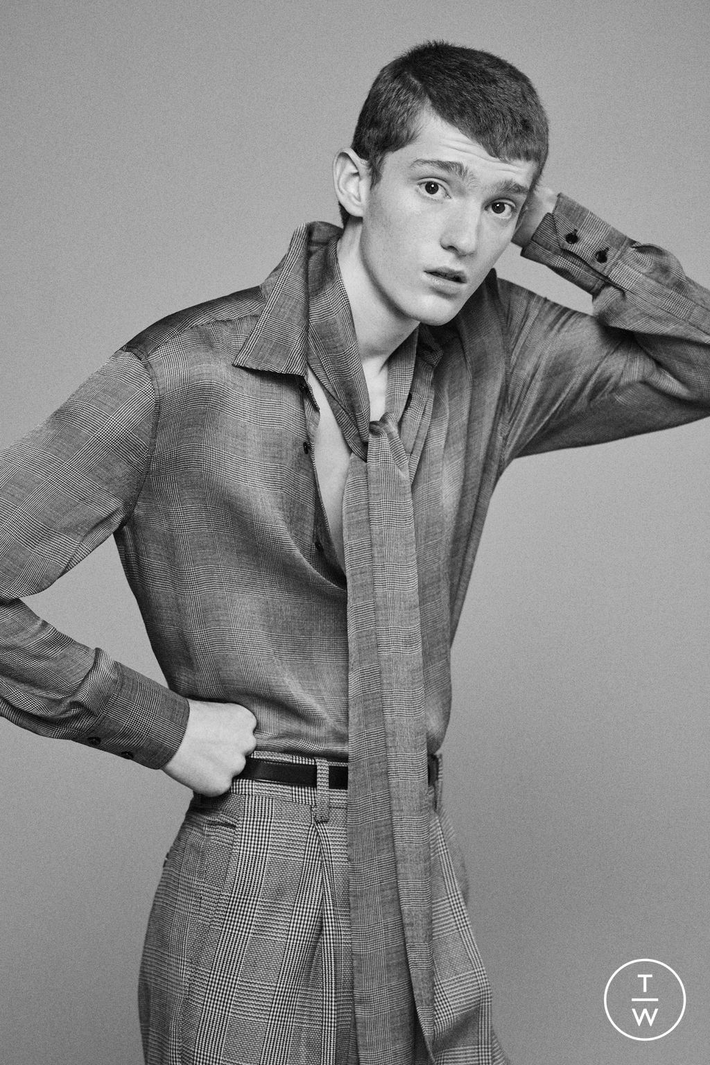 Fashion Week Paris Spring/Summer 2025 look 2 from the Saint Laurent collection 男装