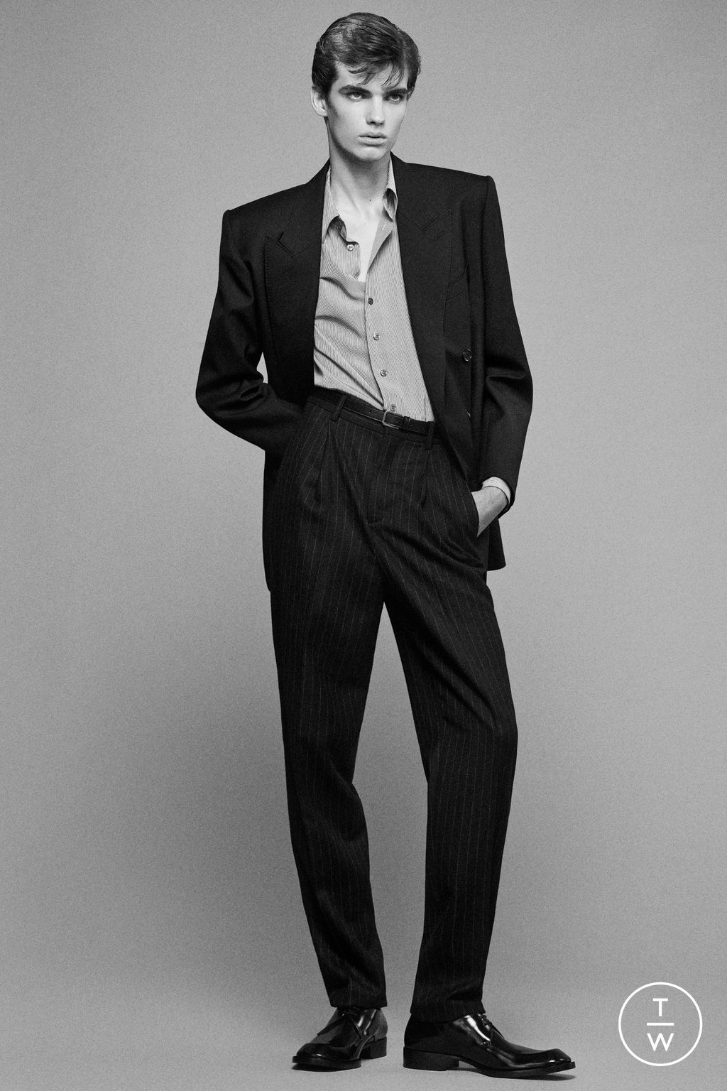 Fashion Week Paris Spring/Summer 2025 look 4 from the Saint Laurent collection 男装