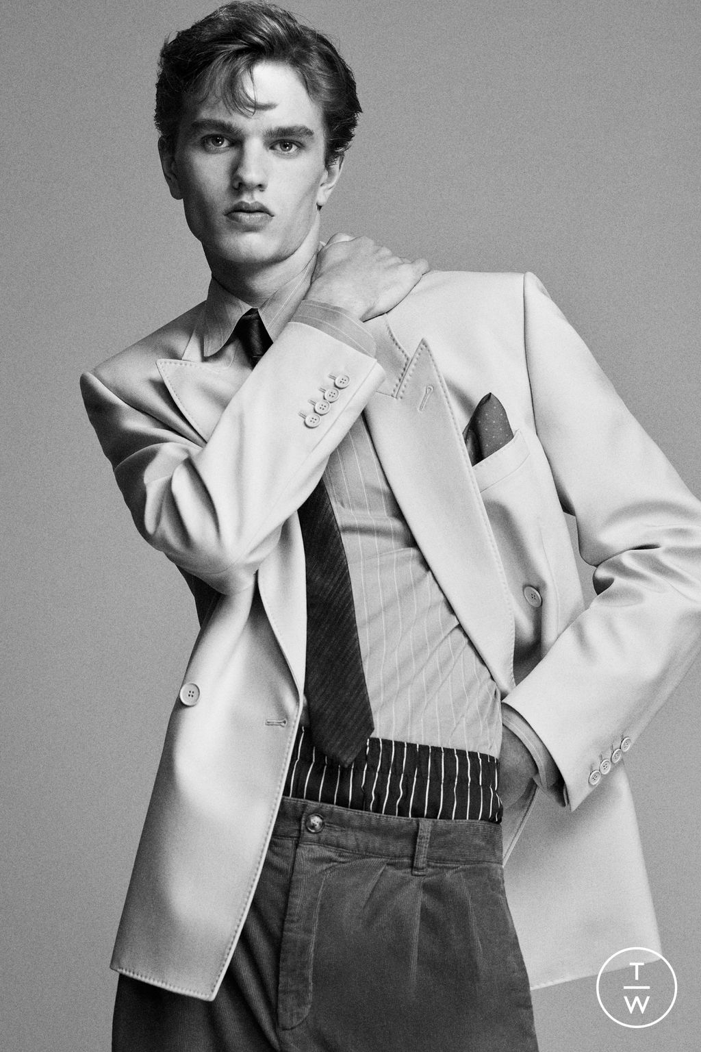 Fashion Week Paris Spring/Summer 2025 look 10 from the Saint Laurent collection 男装