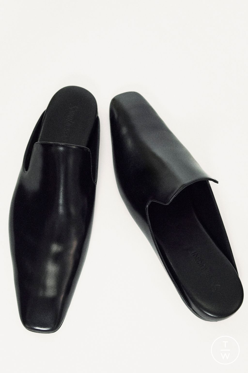 Fashion Week Paris Spring/Summer 2025 look 17 from the Saint Laurent collection 男装