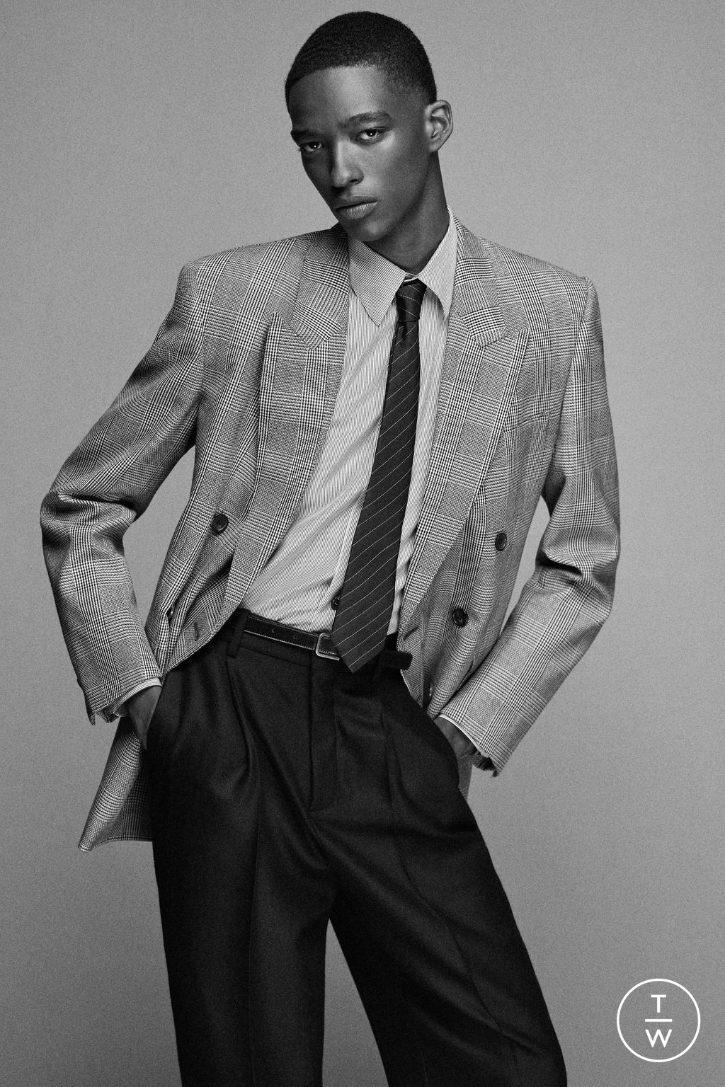 Fashion Week Paris Spring/Summer 2025 look 22 from the Saint Laurent collection 男装