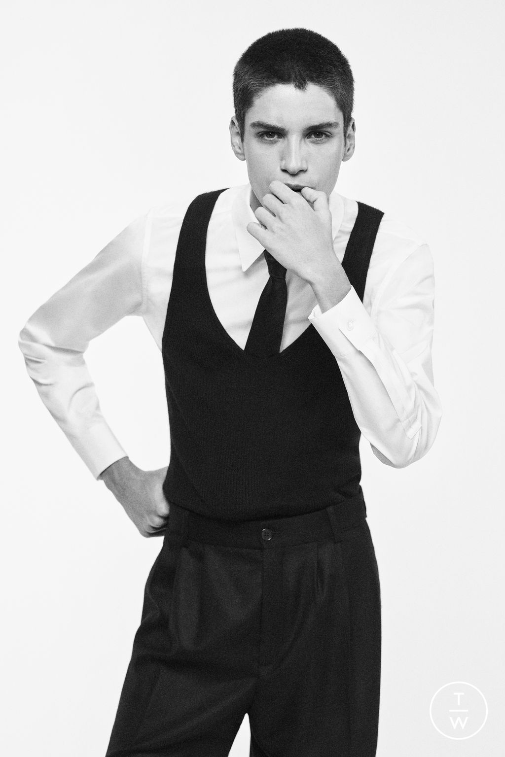 Fashion Week Paris Spring/Summer 2025 look 24 from the Saint Laurent collection 男装