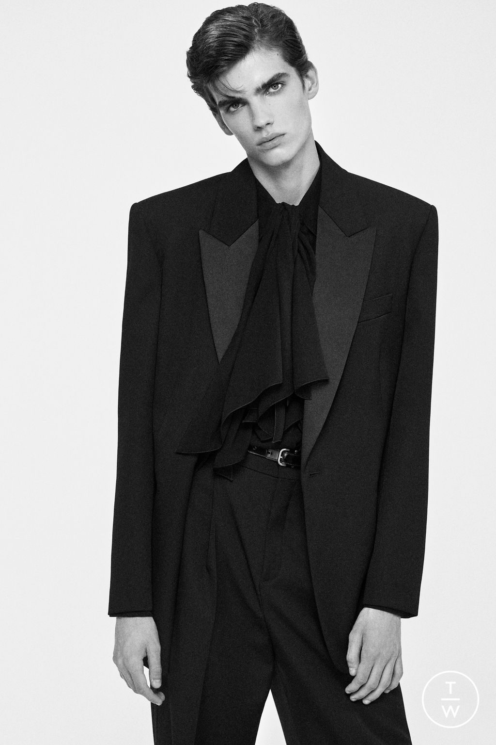 Fashion Week Paris Spring/Summer 2025 look 38 from the Saint Laurent collection 男装