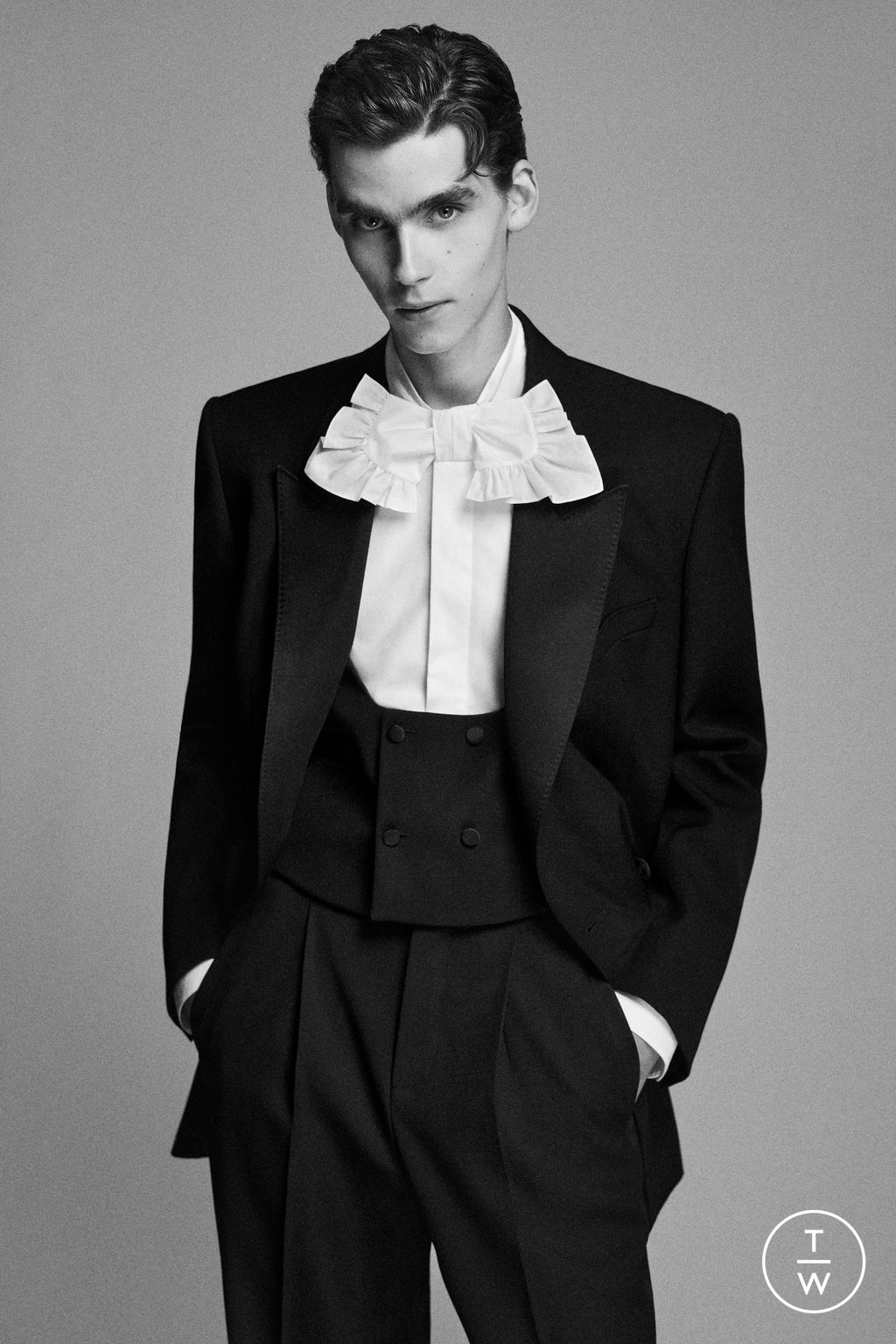 Fashion Week Paris Spring/Summer 2025 look 39 from the Saint Laurent collection 男装