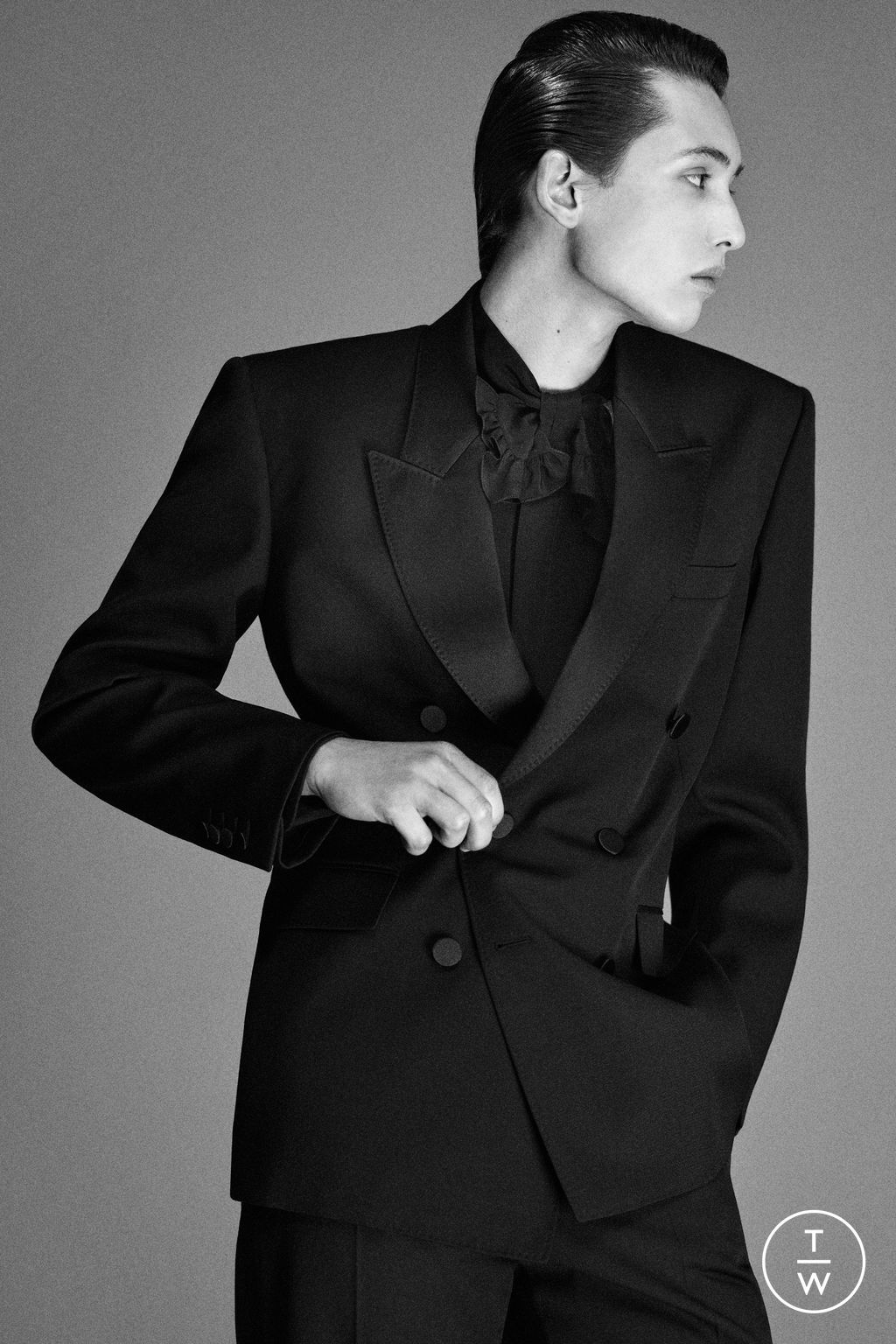 Fashion Week Paris Spring/Summer 2025 look 40 from the Saint Laurent collection 男装