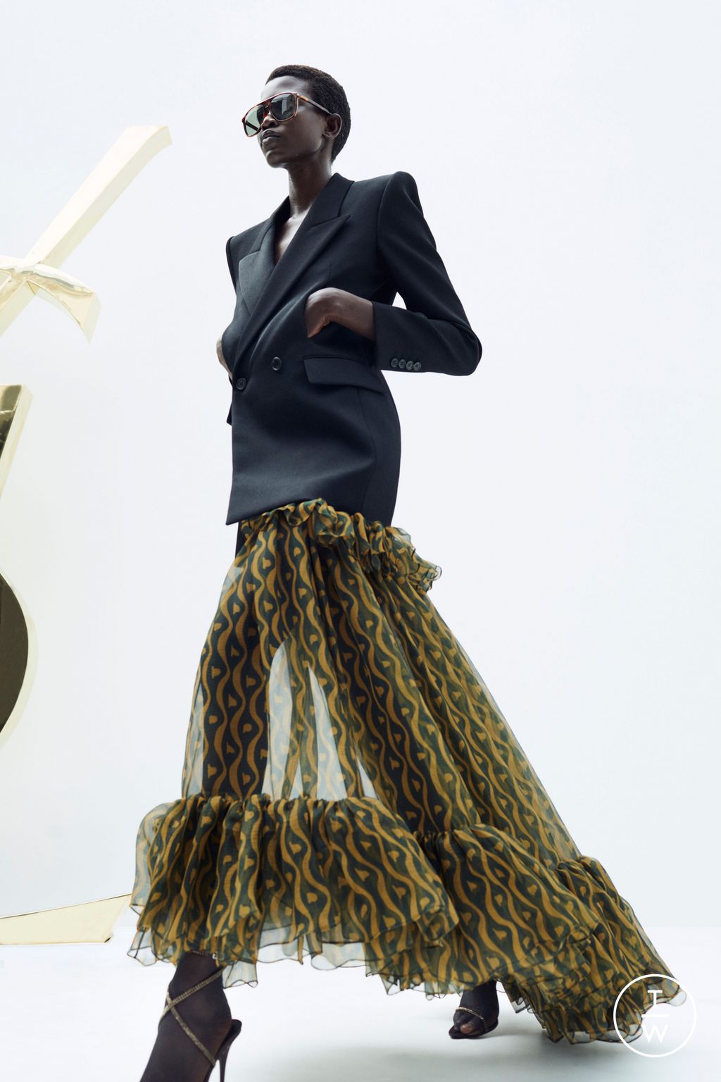 Fashion Week Paris Resort 2023 look 1 de la collection Saint Laurent womenswear