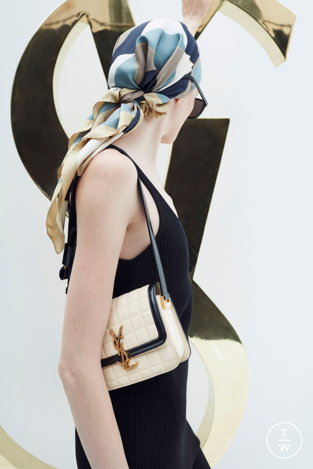 Fashion Week Paris Resort 2023 look 25 de la collection Saint Laurent womenswear