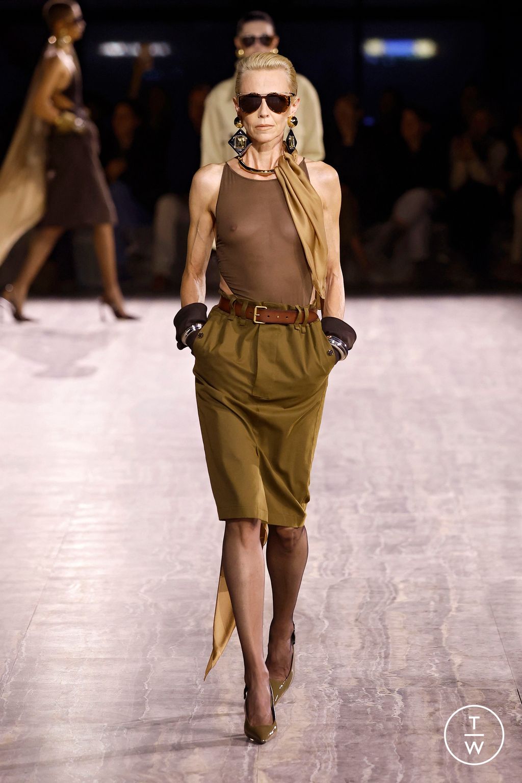 Fashion Week Paris Spring/Summer 2024 look 19 from the Saint Laurent collection 女装